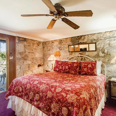 Shady Oaks Country Inn Сент-Хелина Экстерьер фото