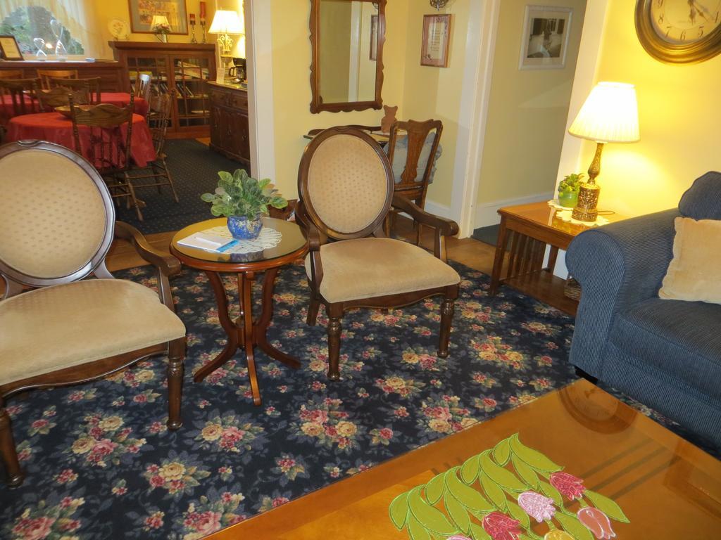 Shady Oaks Country Inn Сент-Хелина Экстерьер фото