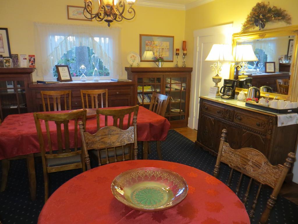 Shady Oaks Country Inn Сент-Хелина Экстерьер фото