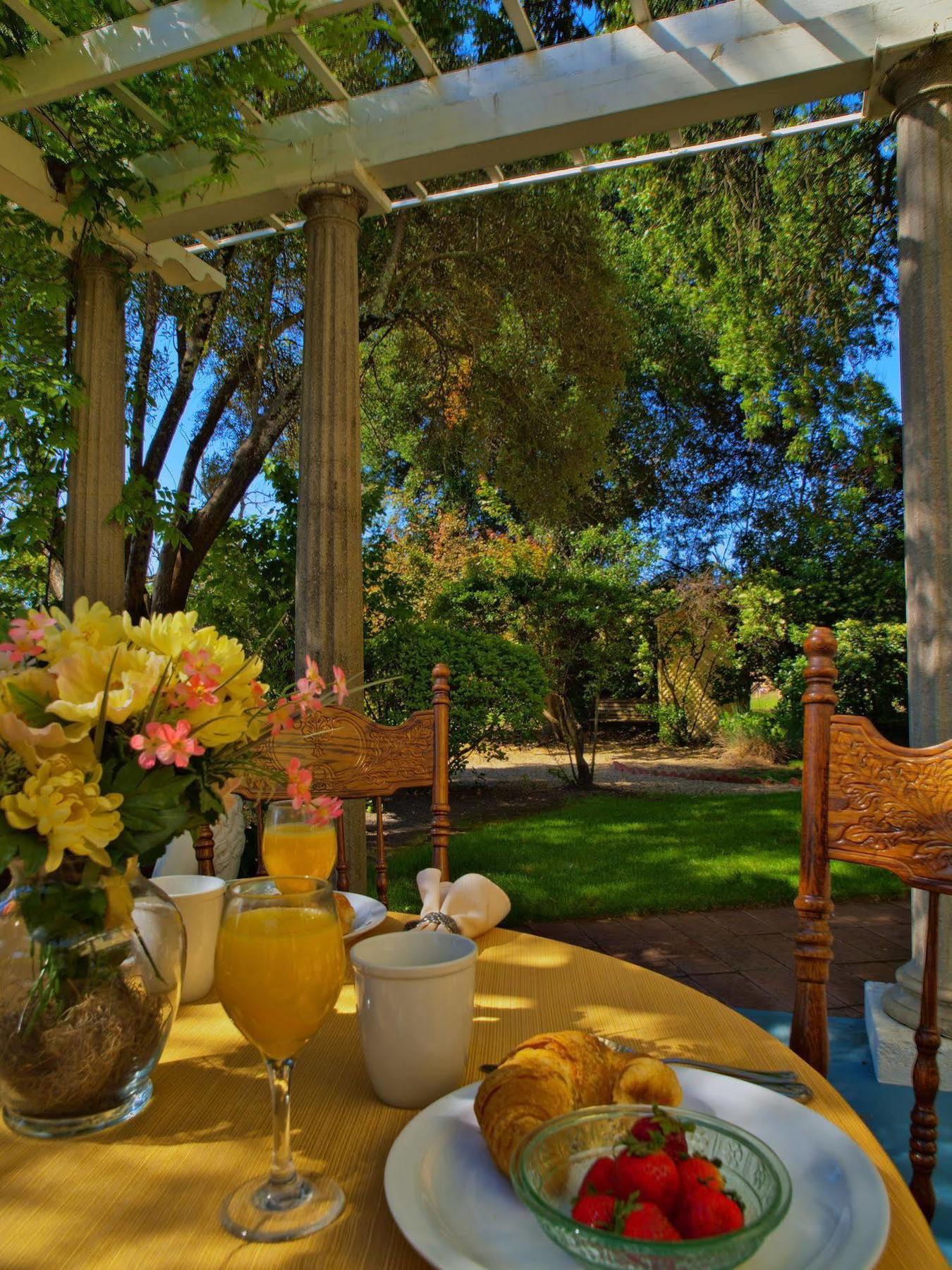 Shady Oaks Country Inn Сент-Хелина Ресторан фото