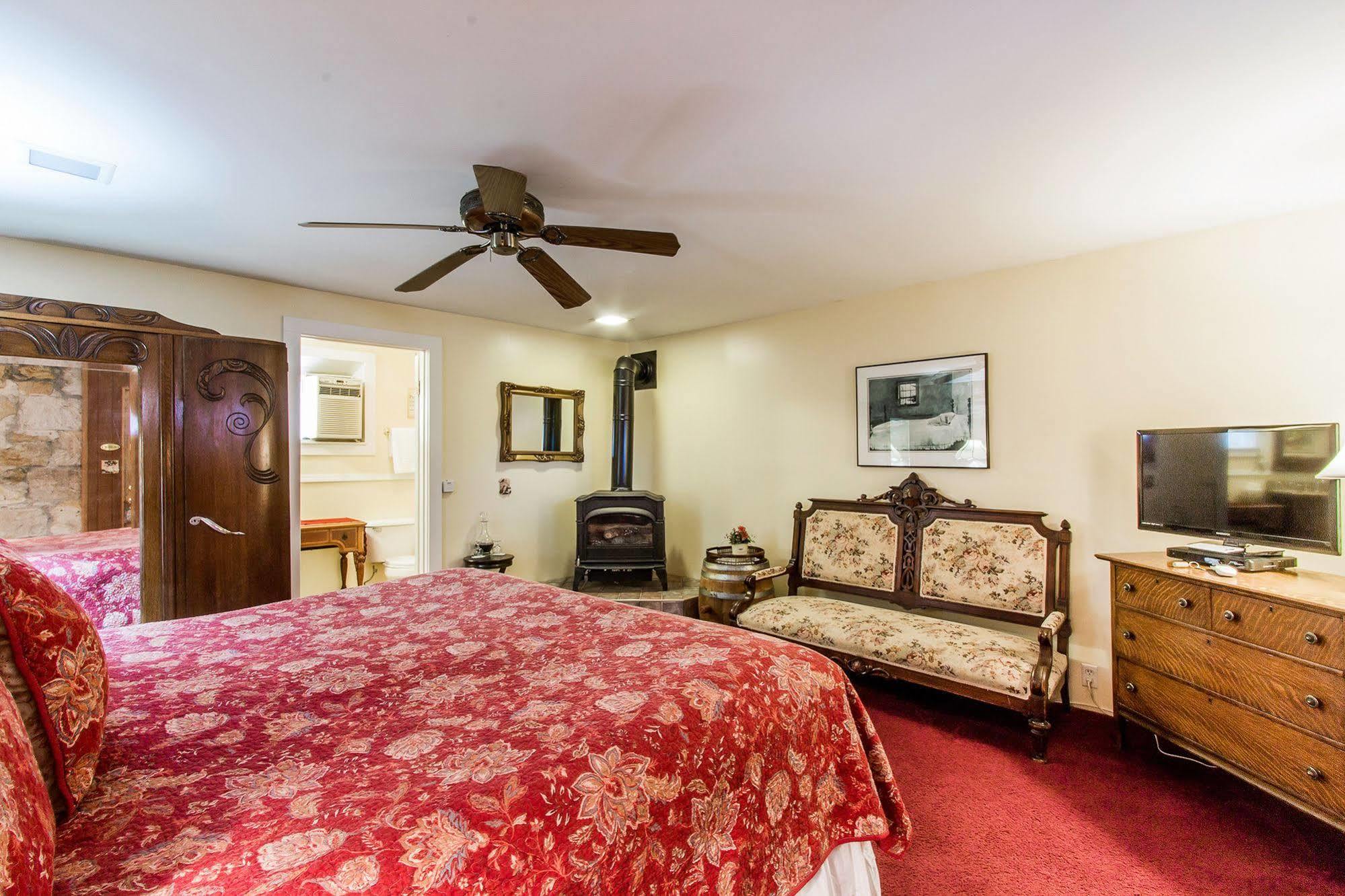 Shady Oaks Country Inn Сент-Хелина Экстерьер фото