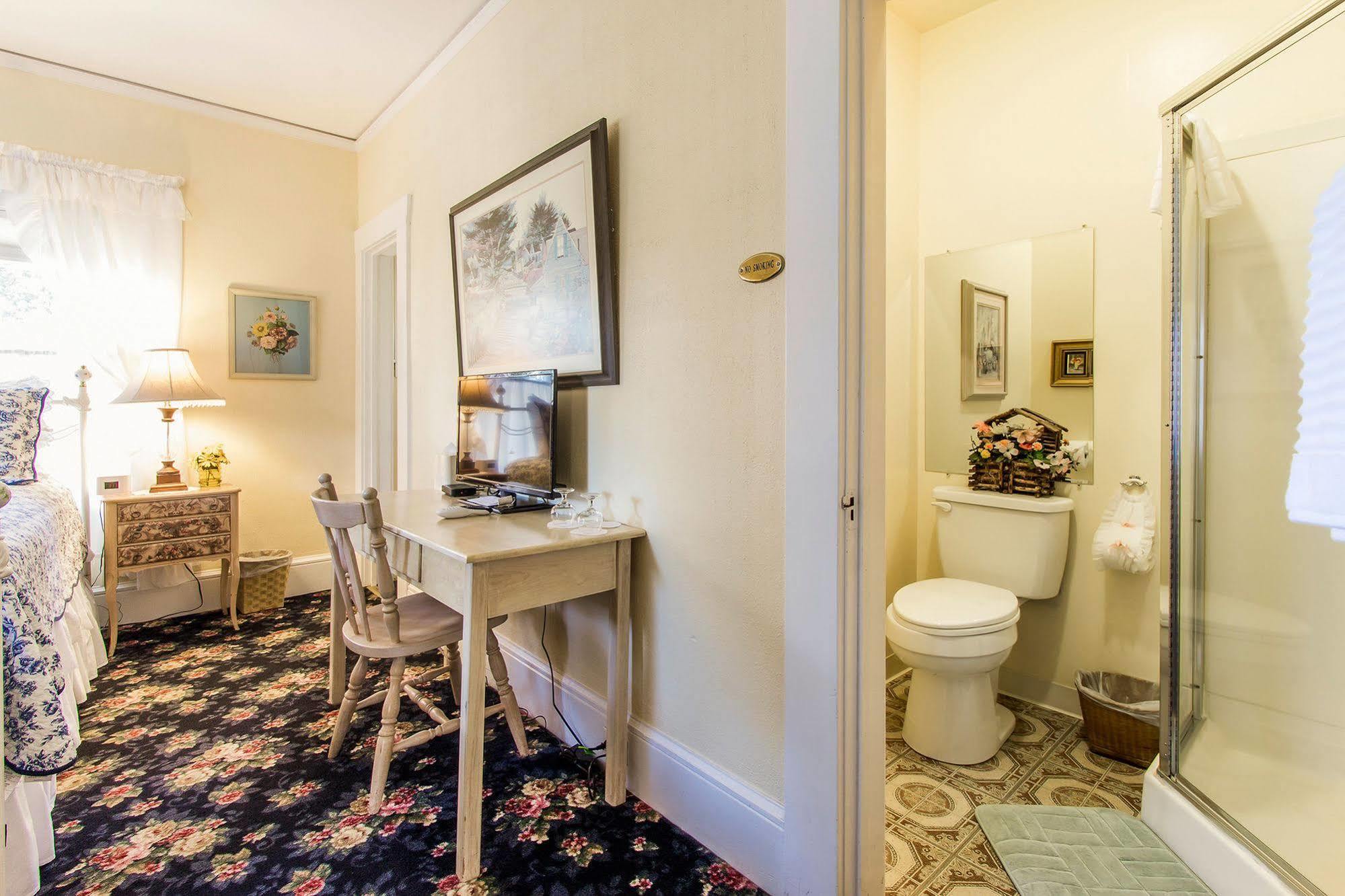 Shady Oaks Country Inn Сент-Хелина Экстерьер фото