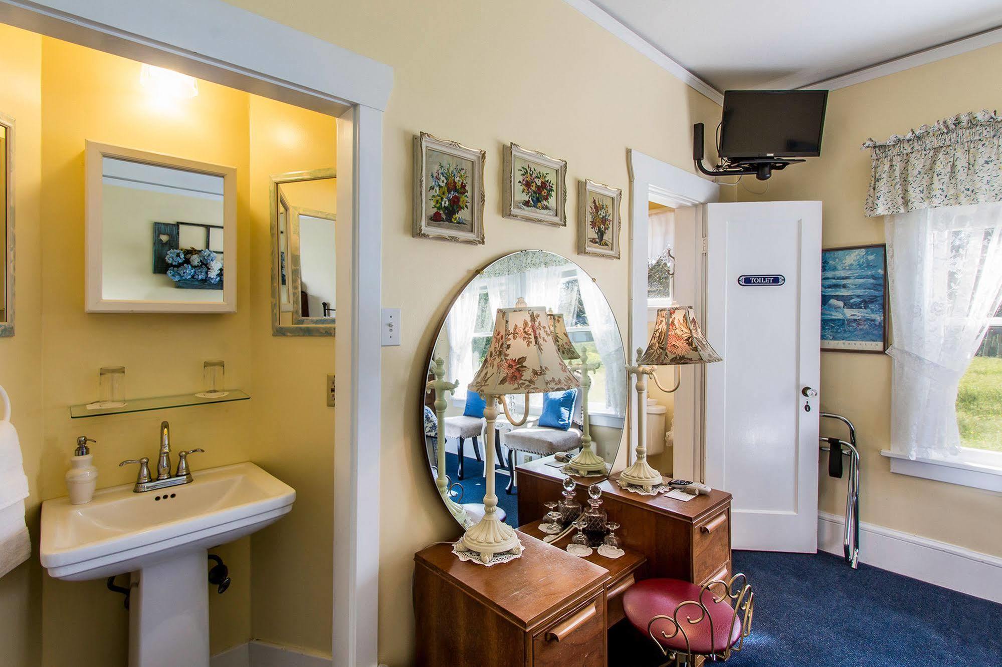 Shady Oaks Country Inn Сент-Хелина Экстерьер фото