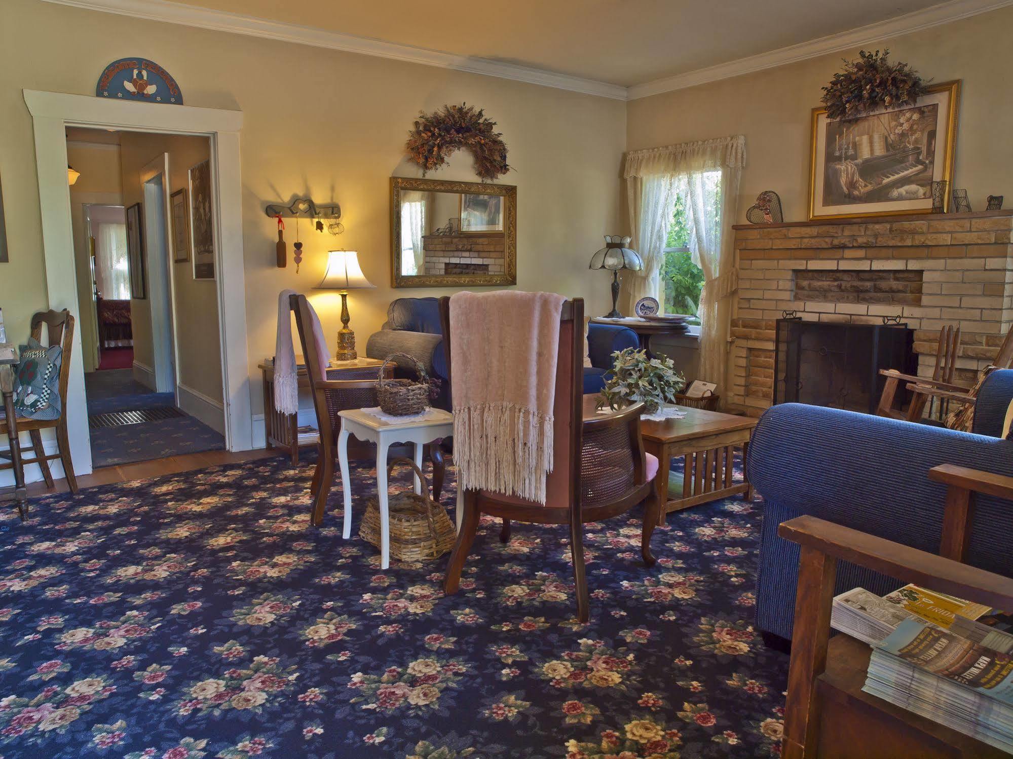 Shady Oaks Country Inn Сент-Хелина Экстерьер фото
