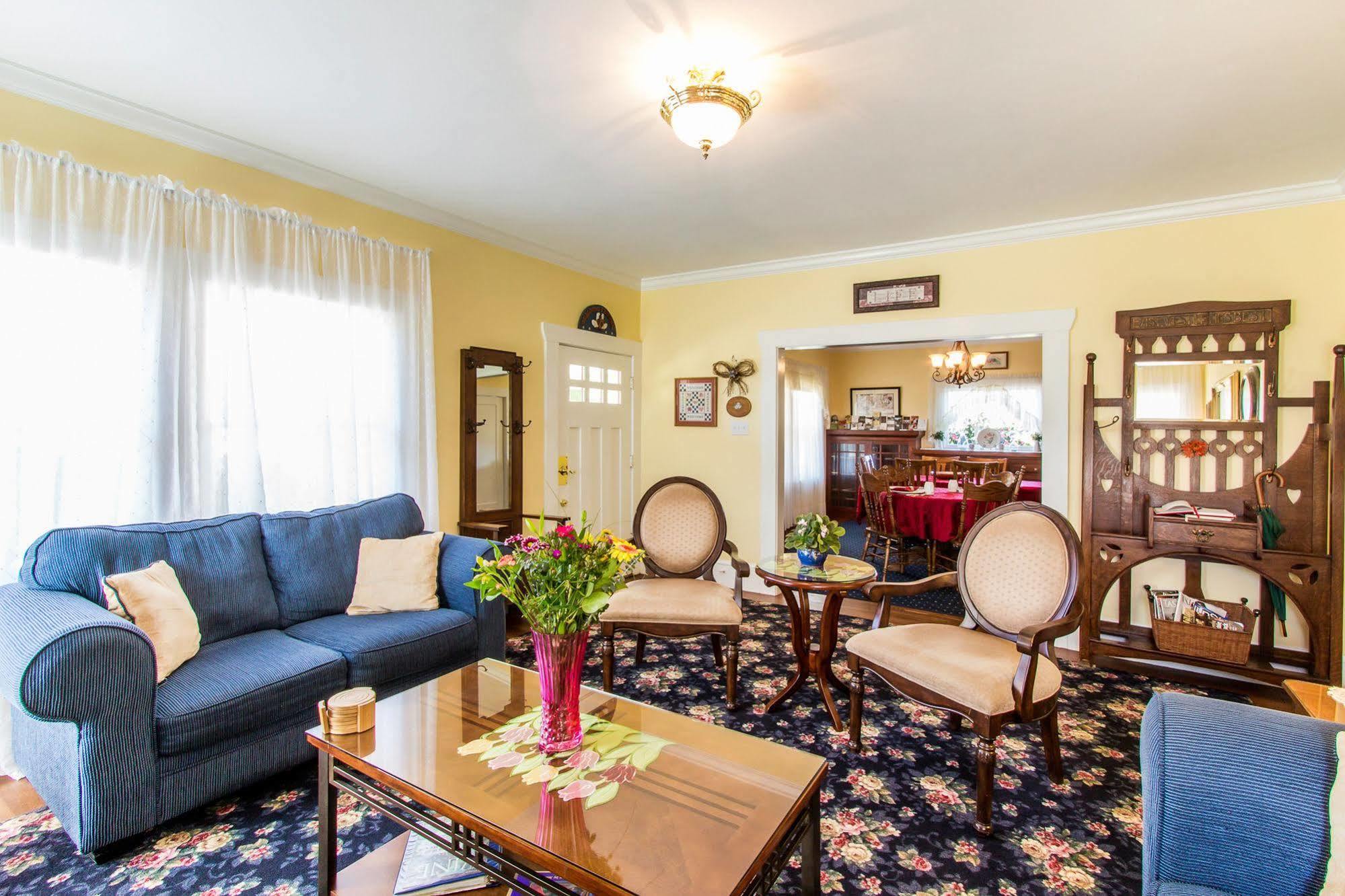 Shady Oaks Country Inn Сент-Хелина Экстерьер фото