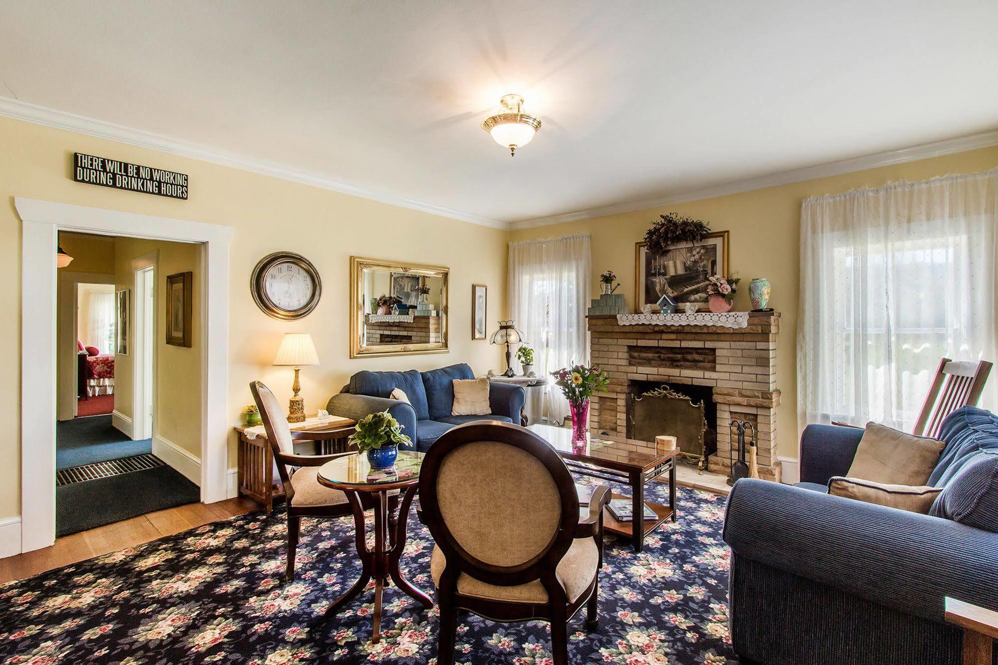 Shady Oaks Country Inn Сент-Хелина Экстерьер фото