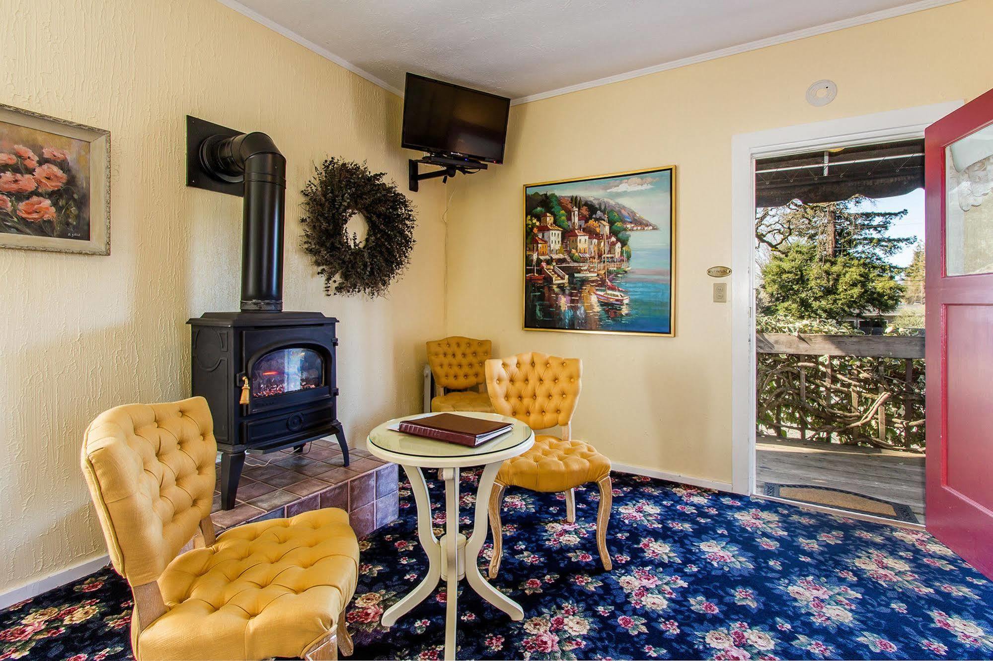 Shady Oaks Country Inn Сент-Хелина Экстерьер фото