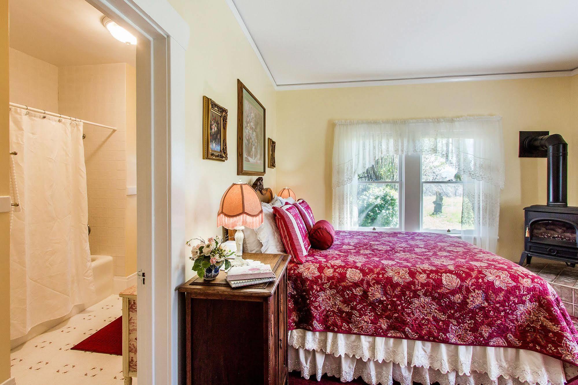 Shady Oaks Country Inn Сент-Хелина Экстерьер фото