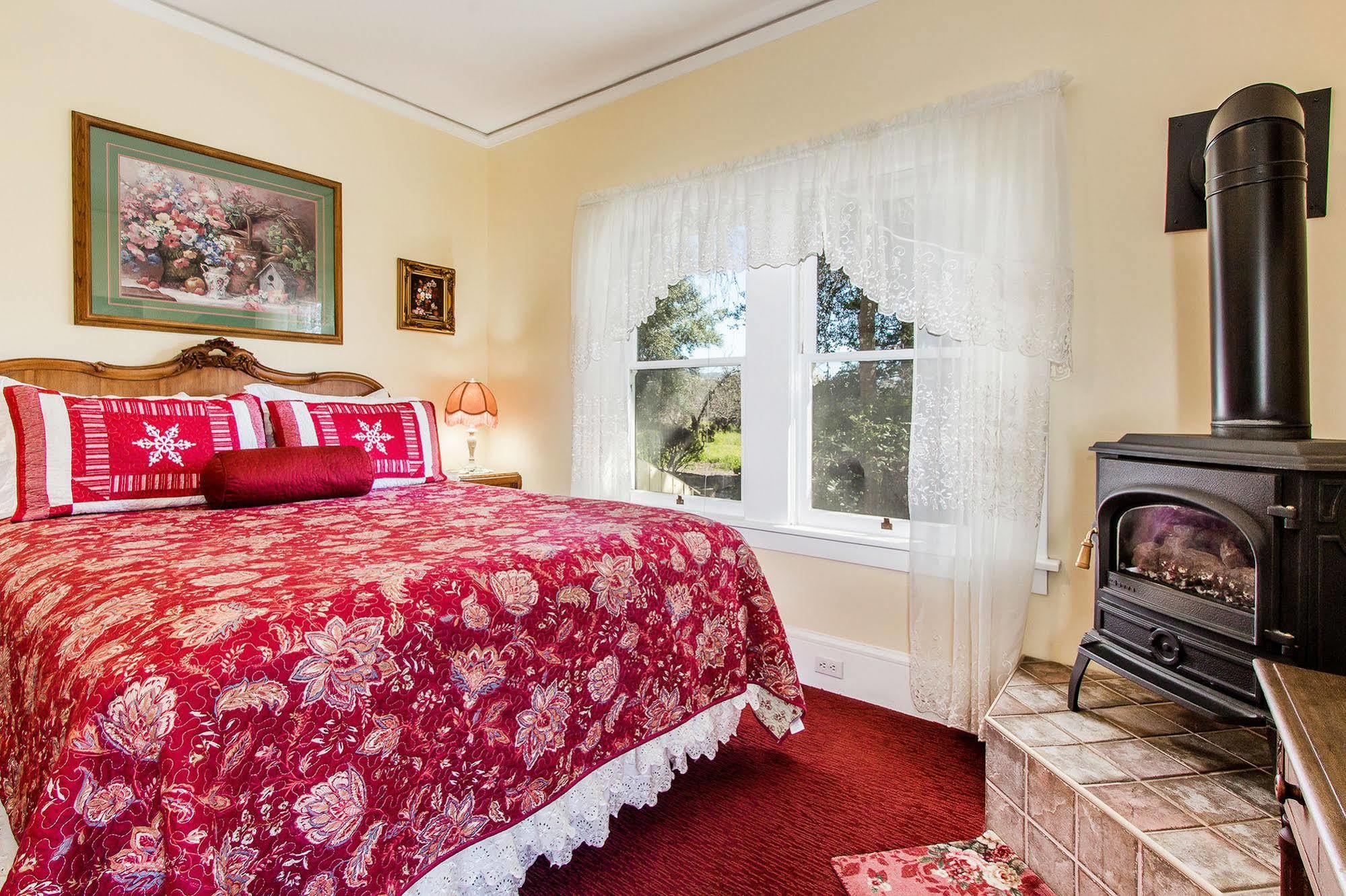 Shady Oaks Country Inn Сент-Хелина Экстерьер фото