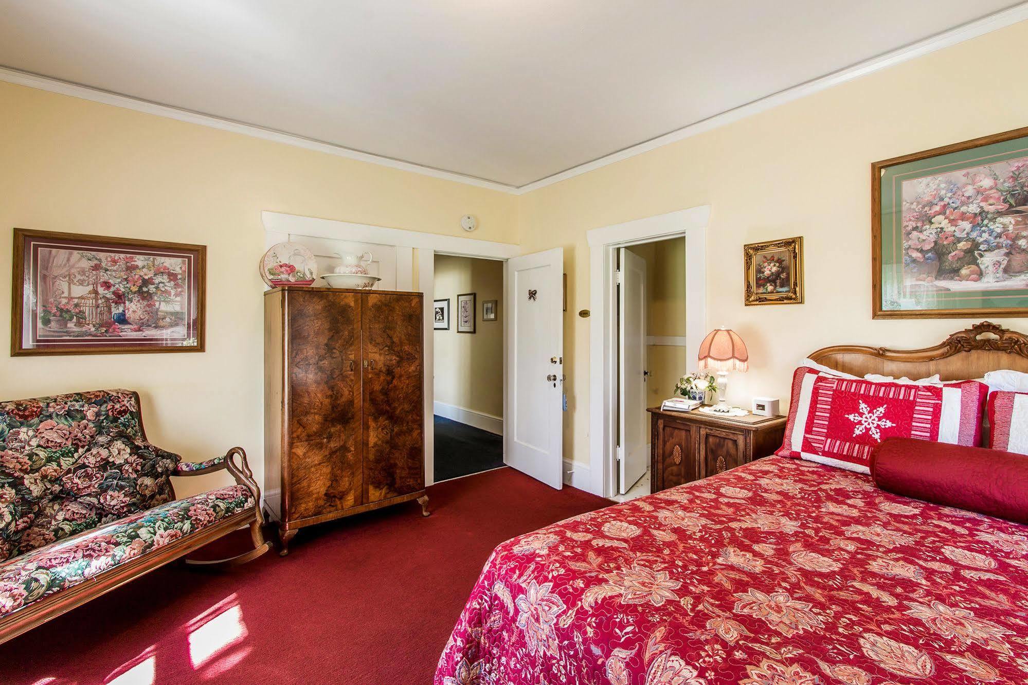 Shady Oaks Country Inn Сент-Хелина Экстерьер фото