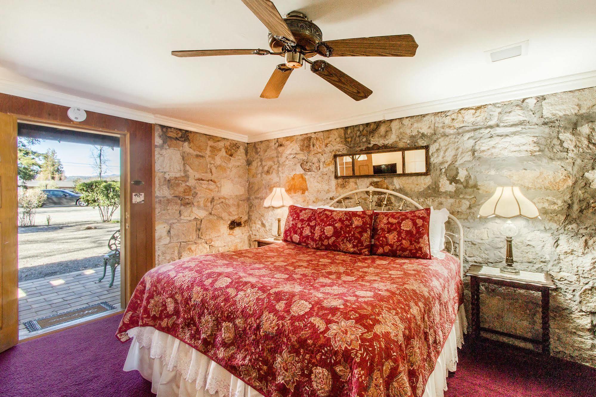 Shady Oaks Country Inn Сент-Хелина Экстерьер фото