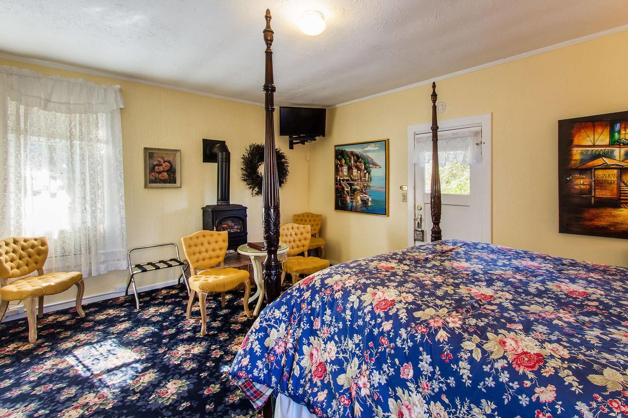 Shady Oaks Country Inn Сент-Хелина Экстерьер фото