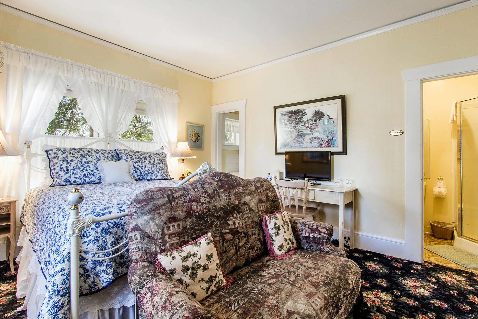 Shady Oaks Country Inn Сент-Хелина Экстерьер фото