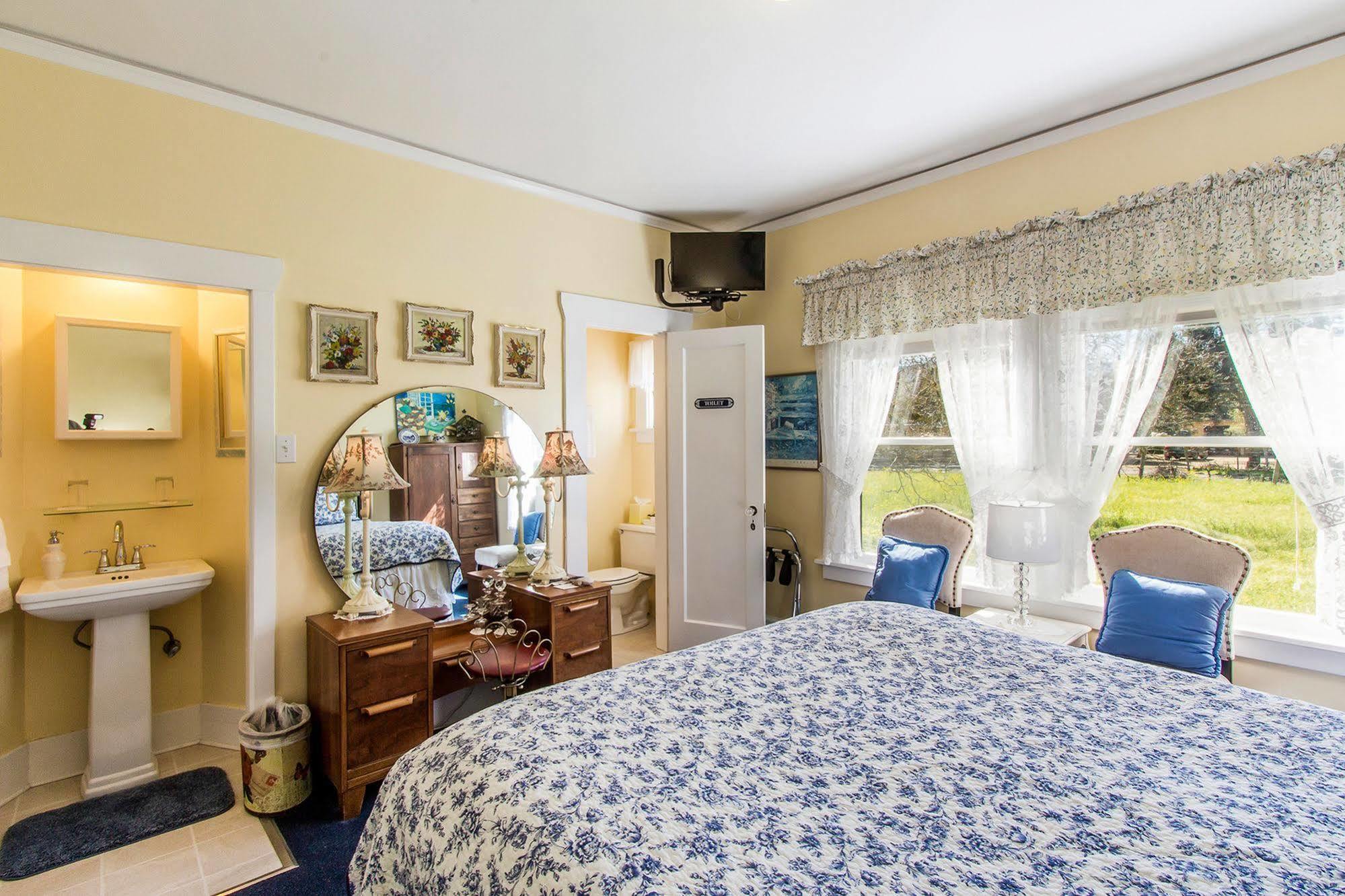 Shady Oaks Country Inn Сент-Хелина Экстерьер фото