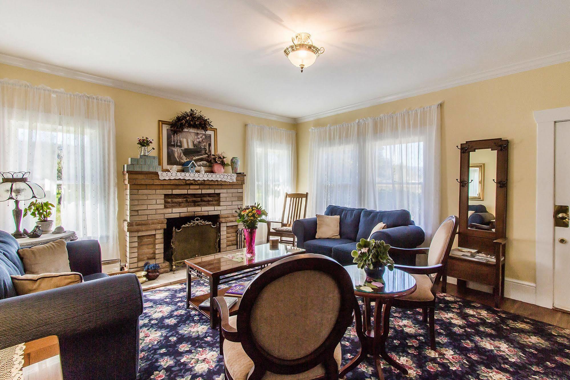 Shady Oaks Country Inn Сент-Хелина Экстерьер фото