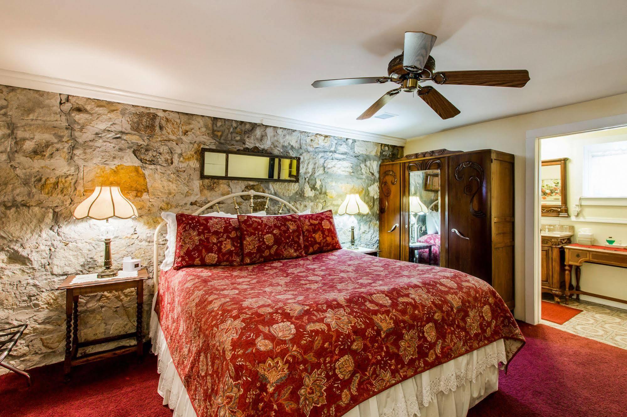 Shady Oaks Country Inn Сент-Хелина Экстерьер фото