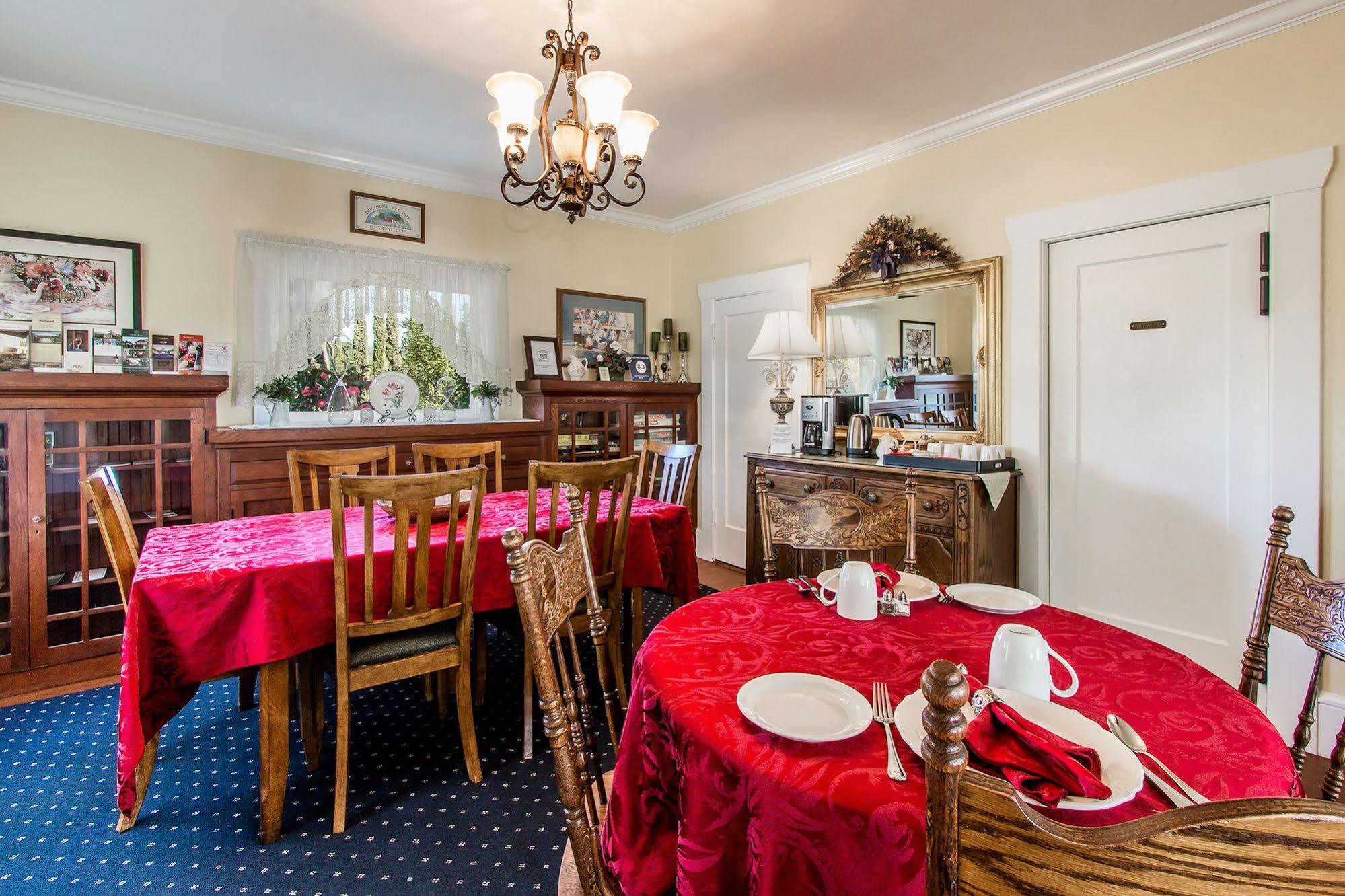 Shady Oaks Country Inn Сент-Хелина Экстерьер фото